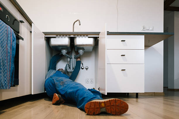 Professional Emergency Plumber technician working in Cottondale, FL